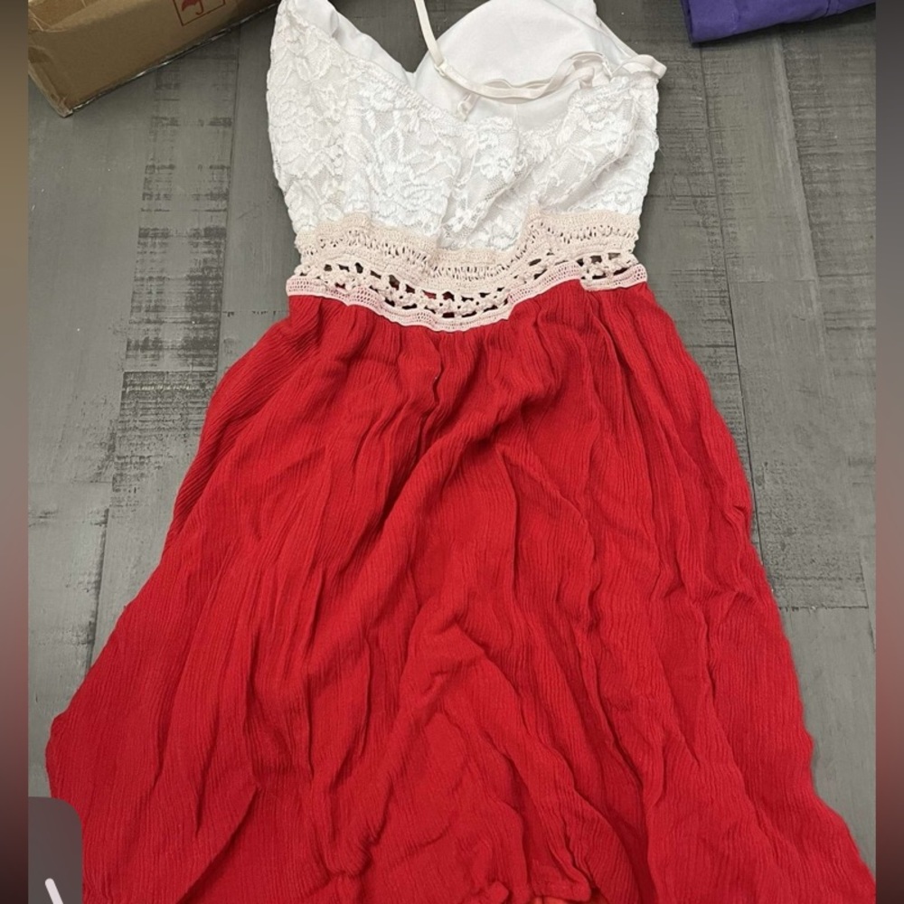 Windsor dress size medium worn once in great condition sinches at the waist cute